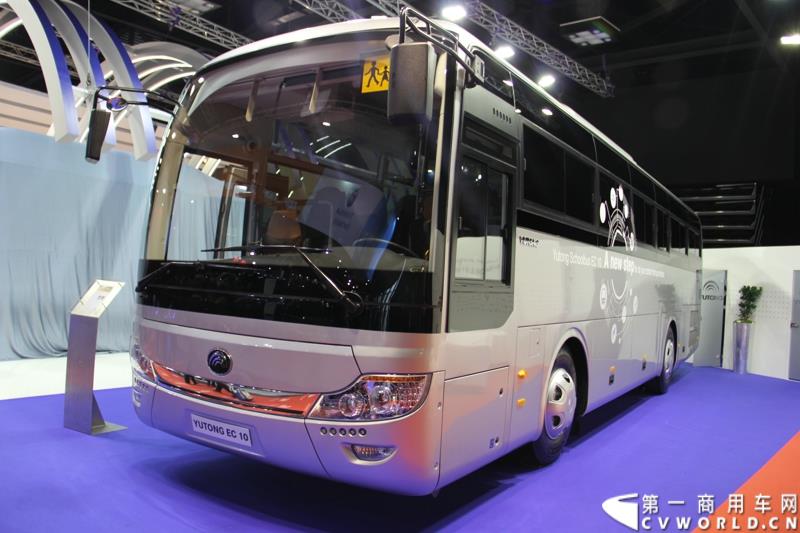 备受瞩目的世界客车博览会（Busworld 2015，也称欧洲客车展）于10月16日在比利时盛大开幕。中国客车品牌宇通携九款车型参展，展示了中国最大客车制造企业的实力，也以优良的适应性产品向欧洲客户抛出橄榄枝。图为：宇通10米自动挡校车