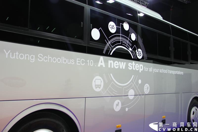 备受瞩目的世界客车博览会（Busworld 2015，也称欧洲客车展）于10月16日在比利时盛大开幕。中国客车品牌宇通携九款车型参展，展示了中国最大客车制造企业的实力，也以优良的适应性产品向欧洲客户抛出橄榄枝。图为：宇通10米自动挡校车