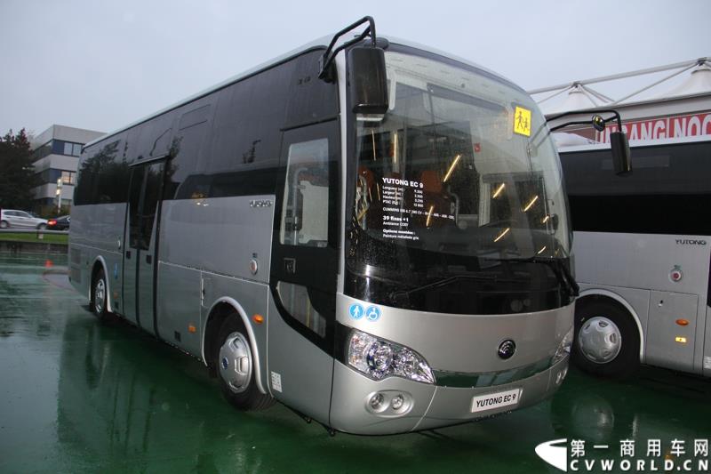 备受瞩目的世界客车博览会（Busworld 2015，也称欧洲客车展）于10月16日在比利时盛大开幕。中国客车品牌宇通携九款车型参展，展示了中国最大客车制造企业的实力，也以优良的适应性产品向欧洲客户抛出橄榄枝。图为：宇通EC9校车室外展车