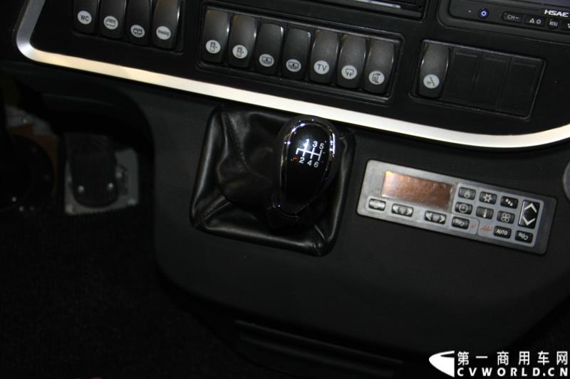 备受瞩目的世界客车博览会（Busworld 2015，也称欧洲客车展）于10月16日在比利时盛大开幕。中国客车品牌宇通携九款车型参展，展示了中国最大客车制造企业的实力，也以优良的适应性产品向欧洲客户抛出橄榄枝。图为：宇通IC12型城间客车