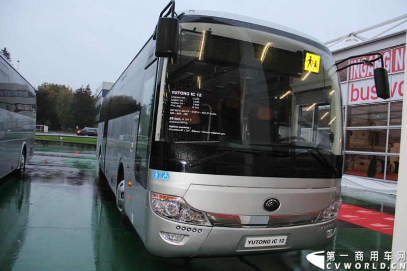 备受瞩目的世界客车博览会（Busworld 2015，也称欧洲客车展）于10月16日在比利时盛大开幕。中国客车品牌宇通携九款车型参展，展示了中国最大客车制造企业的实力，也以优良的适应性产品向欧洲客户抛出橄榄枝。图为：宇通IC12型城间客车