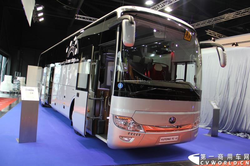 备受瞩目的世界客车博览会（Busworld 2015，也称欧洲客车展）于10月16日在比利时盛大开幕。中国客车品牌宇通携九款车型参展，展示了中国最大客车制造企业的实力，也以优良的适应性产品向欧洲客户抛出橄榄枝。图为：宇通IC12型城间客车
