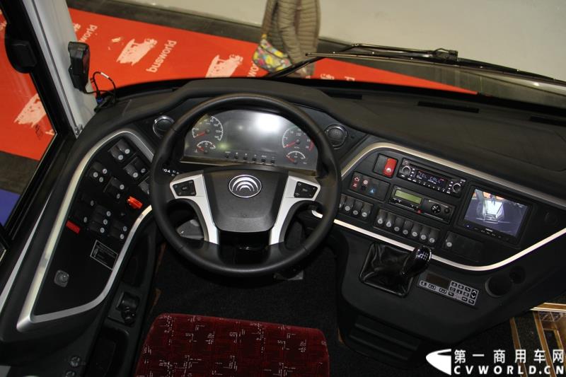 备受瞩目的世界客车博览会（Busworld 2015，也称欧洲客车展）于10月16日在比利时盛大开幕。中国客车品牌宇通携九款车型参展，展示了中国最大客车制造企业的实力，也以优良的适应性产品向欧洲客户抛出橄榄枝。图为：宇通IC12型城间客车