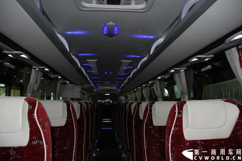 备受瞩目的世界客车博览会（Busworld 2015，也称欧洲客车展）于10月16日在比利时盛大开幕。中国客车品牌宇通携九款车型参展，展示了中国最大客车制造企业的实力，也以优良的适应性产品向欧洲客户抛出橄榄枝。图为：宇通IC12型城间客车