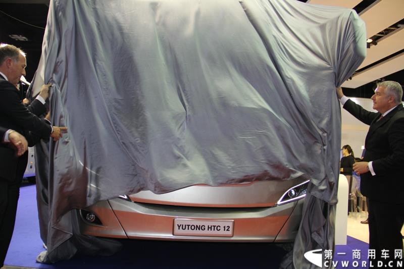 备受瞩目的世界客车博览会（Busworld 2015，也称欧洲客车展）于10月16日在比利时盛大开幕。中国客车品牌宇通携九款车型参展，展示了中国最大客车制造企业的实力，也以优良的适应性产品向欧洲客户抛出橄榄枝。图为：宇通高端12米旅游客车新品揭幕