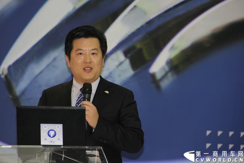 备受瞩目的世界客车博览会（Busworld 2015，也称欧洲客车展）于10月16日在比利时盛大开幕。中国客车品牌宇通携九款车型参展，展示了中国最大客车制造企业的实力，也以优良的适应性产品向欧洲客户抛出橄榄枝。图为：宇通客车海外营销副总经理常浩在宇通新车发布会上发言