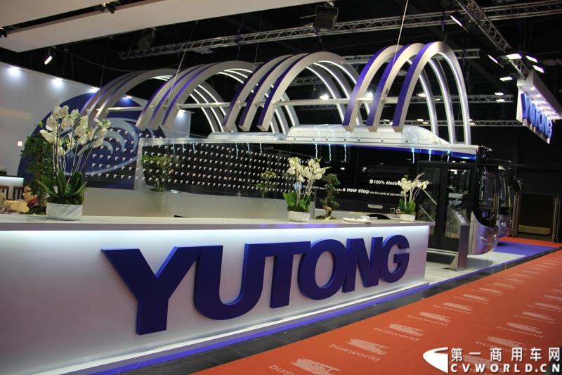 备受瞩目的世界客车博览会（Busworld 2015，也称欧洲客车展）于10月16日在比利时盛大开幕。中国客车品牌宇通携九款车型参展，展示了中国最大客车制造企业的实力，也以优良的适应性产品向欧洲客户抛出橄榄枝。图为：宇通客车室内展台