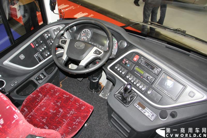 备受瞩目的世界客车博览会（Busworld 2015，也称欧洲客车展）于10月16日在比利时盛大开幕。中国客车品牌宇通携九款车型参展，展示了中国最大客车制造企业的实力，也以优良的适应性产品向欧洲客户抛出橄榄枝。图为：宇通IC12型城间客车