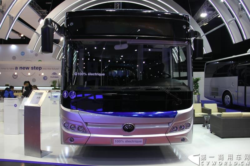 备受瞩目的世界客车博览会（Busworld 2015，也称欧洲客车展）于10月16日在比利时盛大开幕。中国客车品牌宇通携九款车型参展，展示了中国最大客车制造企业的实力，也以优良的适应性产品向欧洲客户抛出橄榄枝。图为：宇通面向欧洲的12米纯电动客车新车ZK6128BEV