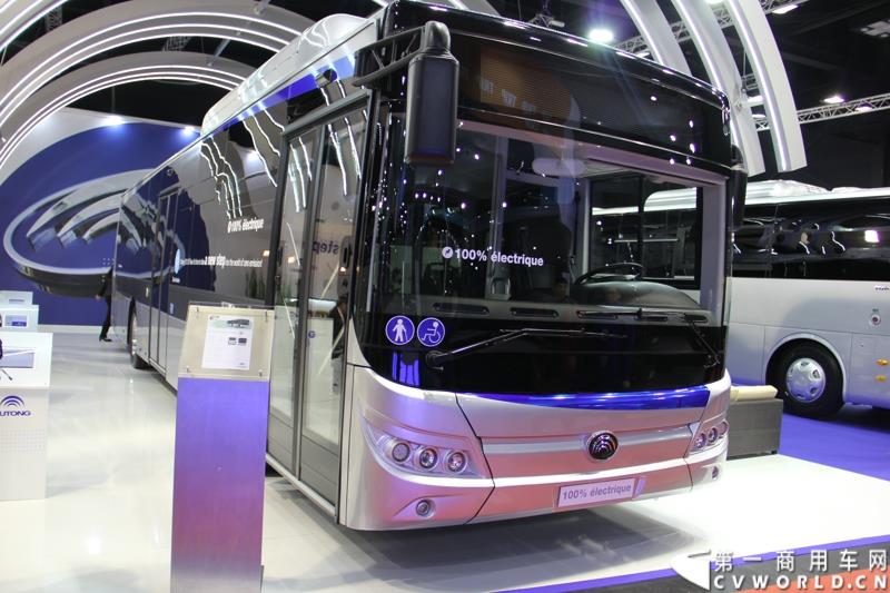 备受瞩目的世界客车博览会（Busworld 2015，也称欧洲客车展）于10月16日在比利时盛大开幕。中国客车品牌宇通携九款车型参展，展示了中国最大客车制造企业的实力，也以优良的适应性产品向欧洲客户抛出橄榄枝。图为：宇通面向欧洲的12米纯电动客车新车ZK6128BEV