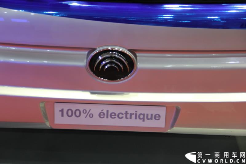 备受瞩目的世界客车博览会（Busworld 2015，也称欧洲客车展）于10月16日在比利时盛大开幕。中国客车品牌宇通携九款车型参展，展示了中国最大客车制造企业的实力，也以优良的适应性产品向欧洲客户抛出橄榄枝。图为：宇通面向欧洲的12米纯电动客车新车ZK6128BEV