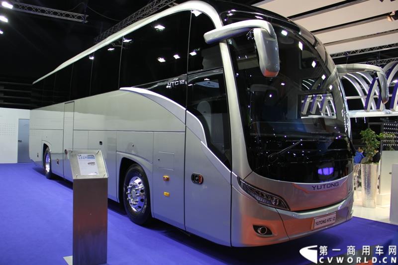 备受瞩目的世界客车博览会（Busworld 2015，也称欧洲客车展）于10月16日在比利时盛大开幕。中国客车品牌宇通携九款车型参展，展示了中国最大客车制造企业的实力，也以优良的适应性产品向欧洲客户抛出橄榄枝。图为：宇通面向欧洲开发的高端12米旅游客车新品