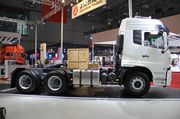 东风天龙6x4牵引车侧面