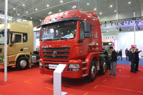 陕汽新M3000 6X2LNG牵引车 (2).jpg