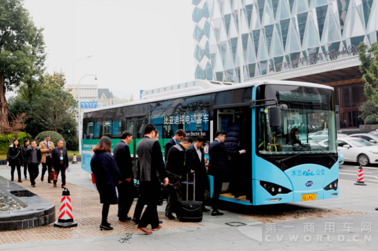 助力锂电“达沃斯“_比亚迪提供新能源贵宾用车147.png