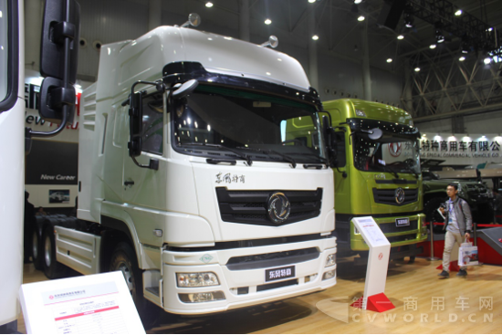 平均一家四辆车 武汉车展卡车新品站台忙2375.png
