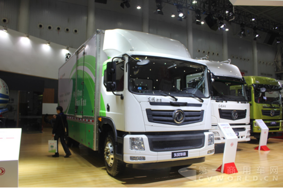 平均一家四辆车 武汉车展卡车新品站台忙2400.png