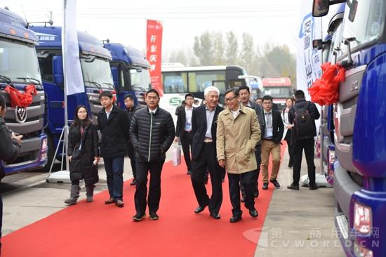 与会嘉宾入场.jpg