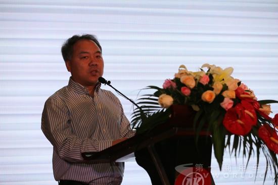 中国公路学会客车分会副秘书长  佘振清进行新能源市场分析.jpg