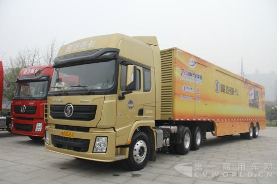 375马力的陕汽德龙X3000轻量化版牵引车，承担陕汽重卡大篷车互动路演载体(11).jpg