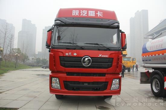 德龙X3000 LNG牵引车,420马力 (1).jpg