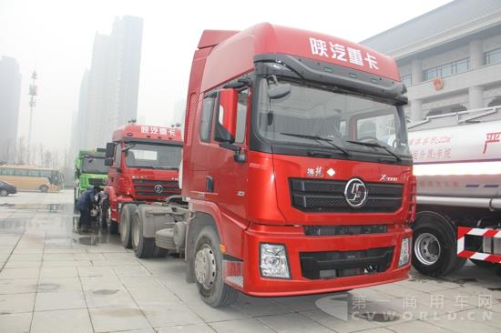德龙X3000 LNG牵引车,420马力 (2).jpg