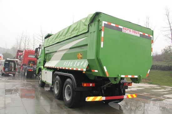 陕汽德龙X3000绿色渣土运输车 (3).jpg