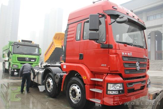 陕汽德龙新M3000双前轴牵引车.jpg 陕汽德龙新M3000双前轴牵引车.jpg