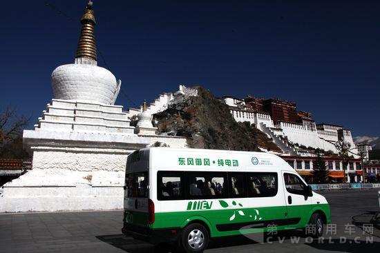 东风御风纯电动汽车成为西藏首款新能源轻客.JPG