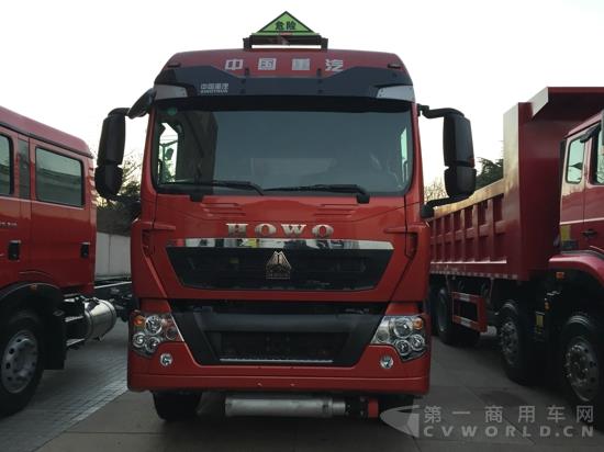 中国重汽HOWO T5G 340 危险品运输车 2.jpg