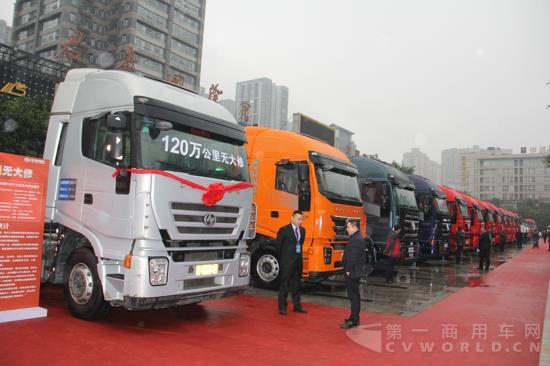 上汽依维柯红岩商务大会展车 (2).jpg