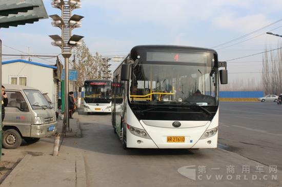站内等待发车的宇通E8纯电动公交客车.jpg