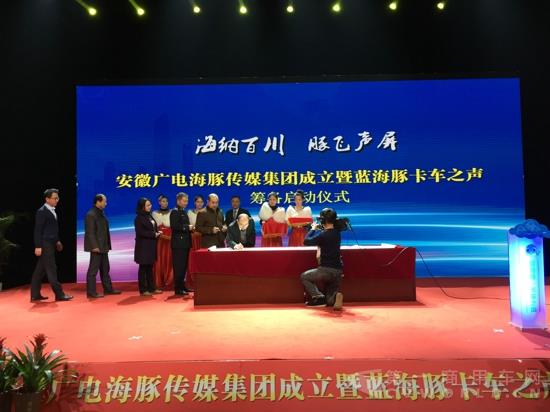 宣读《关爱卡车人行动宣言》，嘉宾在宣言上签名.jpg