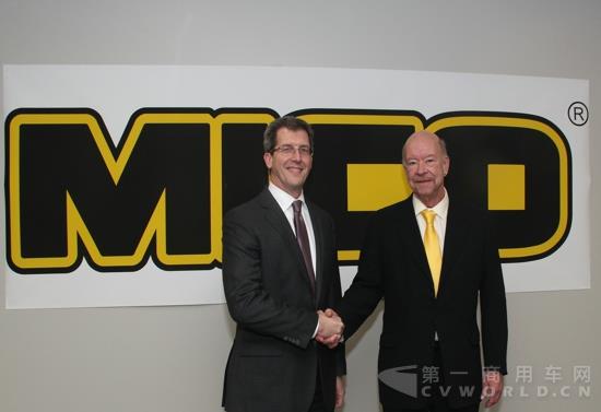 威伯科收购MICO后，威伯科美洲区总裁Jon Morrison（左）和MICO总裁Brent McGrath合影.jpg