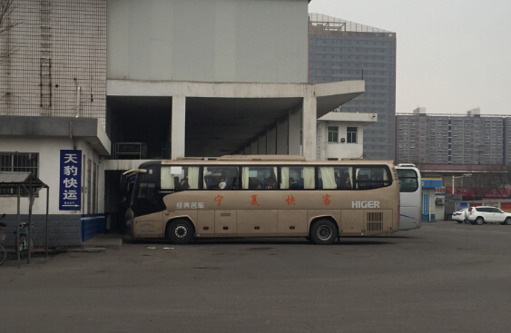 等待发车的海格客车.jpg
