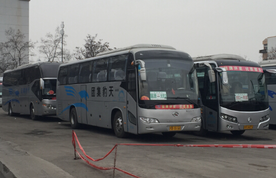 站内的停放的大金龙客车.jpg
