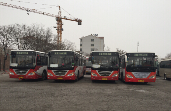 车站内停放的亚星CNG客车.jpg