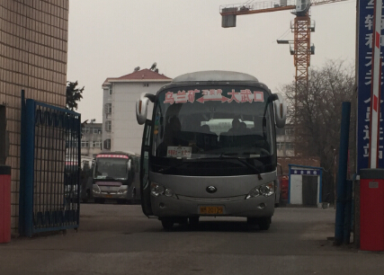 马上发车的宇通客车.jpg
