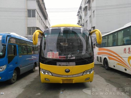 停在站内的黄色宇通车.jpg