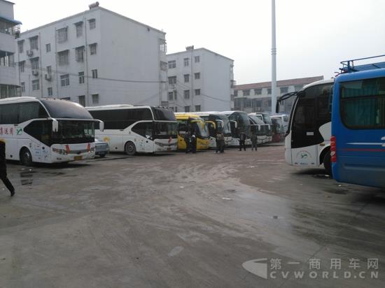 略显冷清的长途汽车站.jpg