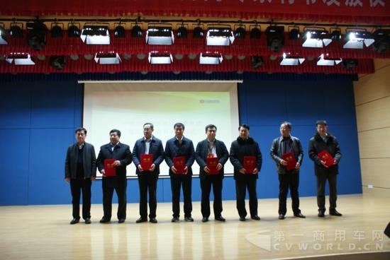 中通客车董事长李树朋为专家团代表颁发荣誉证书.jpg