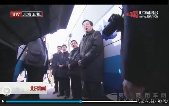 郭金龙听取工作人员汇报.jpg