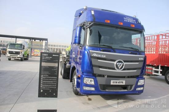 场外展出的欧曼GTL高顶6X4牵引车 (8).jpg