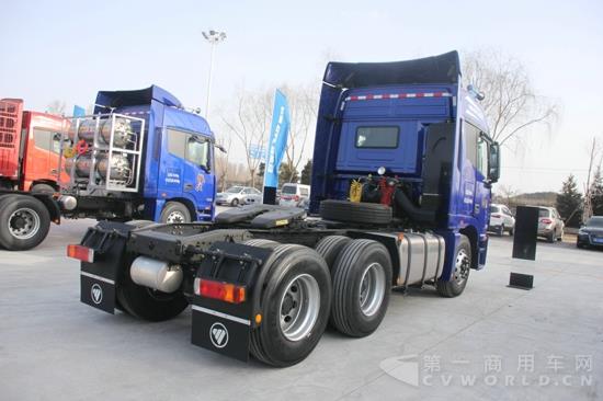 场外展出的欧曼GTL高顶标准地板6X4牵引车 (5).jpg