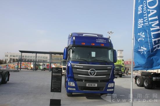 场外展出的欧曼GTL高顶标准地板6X4牵引车.jpg