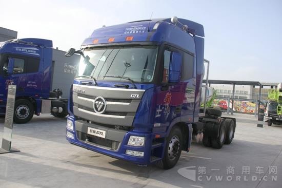 场外展出的欧曼GTL高顶标准地板6X4牵引车 (8).jpg