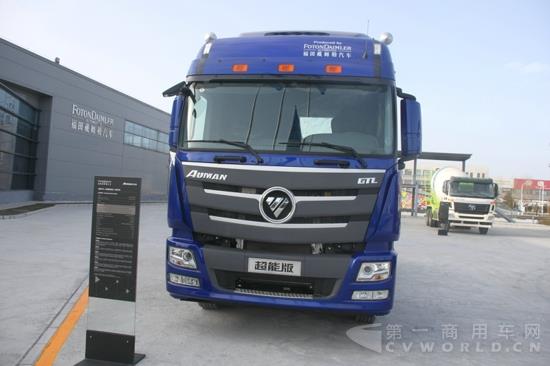 场外展出的欧曼GTL高顶高地板6X4牵引车 (7).jpg