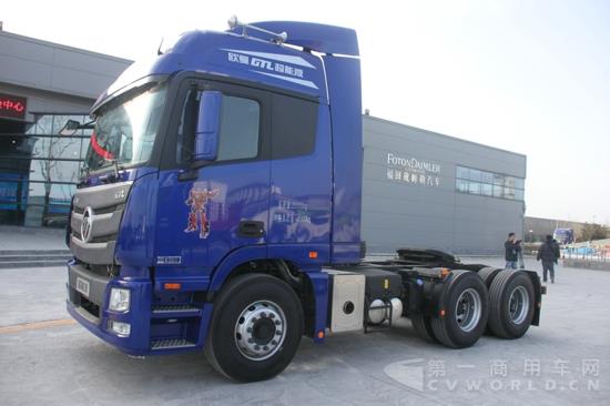场外展出的欧曼GTL高顶高地板6X4牵引车 (4).jpg