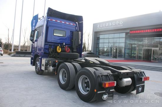 场外展出的欧曼GTL高顶高地板6X4牵引车 (5).jpg