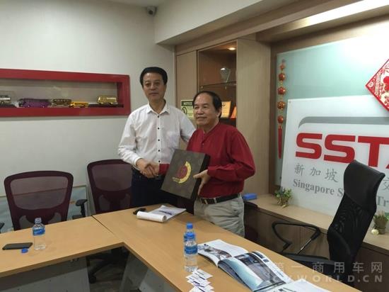 总经理孙庆民代表中通客车与新加坡公交互换礼品.jpg